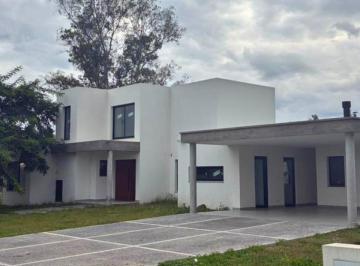 Casa · 235m² · 3 Dormitorios · 2 Cocheras · Casa en Praderas de San Lorenzo