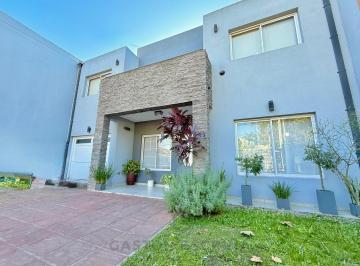 Casa · 174m² · 4 Ambientes · 3 Cocheras · Casa en Ituzaingó Norte