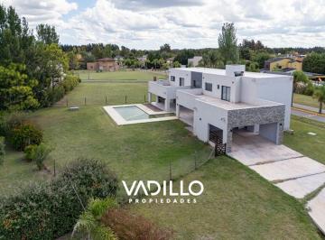 Casa · 470m² · 4 Ambientes · 2 Cocheras · Excelente Propiedad Venta! Barrio Malibu - a Estrenar!