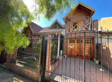 Casa · 180m² · 4 Ambientes · 2 Cocheras · Casa en Venta con Pileta