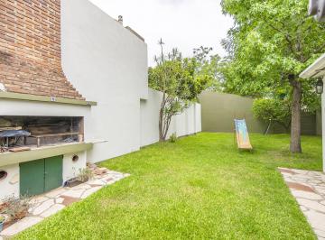 Casa · 132m² · 4 Ambientes · 1 Cochera · Venta de Casa 4 Ambientes con Parque, Cochera y Depto. Interno en Banfield Oeste, Lomas de Zamora