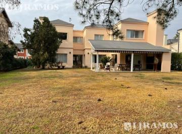 Casa · 265m² · 6 Ambientes · Importante Casa en Venta en El Barrio Septiembre Pg