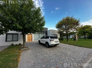 Casa · 180m² · 5 Ambientes · 6 Cocheras · Casa en Venta en 1 Planta con Pileta San Matias Pg