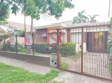 Casa · 90m² · 4 Ambientes · 1 Cochera · Lp - Alquiler! Hermosa Casa 3 Ambientes con Escritorio, Patio y Horno de Barro en Don Bosco