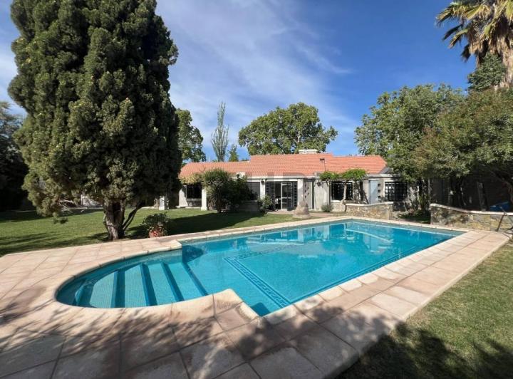 Casa · 350m² · 8 Ambientes · 5 Cocheras