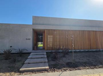 Casa · 203m² · 6 Ambientes · 2 Cocheras · Casa a Estrenar de 3 Dorm, 3 Baños, Patio con Galería y Seguridad! Casoria Casas Village