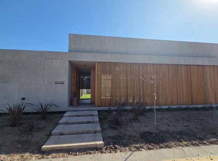 Casa · 203m² · 6 Ambientes · 2 Cocheras