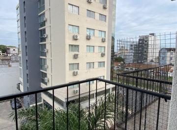 Departamento de 3 ambientes, Morón · Departamento de 3 Ambientes Grandes Al Frente con Balcón