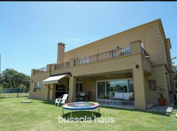 Casa · 265m² · 6 Ambientes · 2 Cocheras · Casa en Venta a La Laguna en Cantón Islas