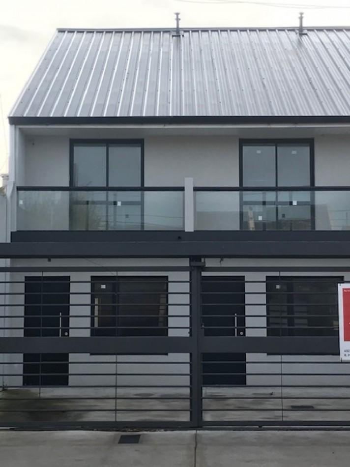 Dúplex de 4 ambientes a estrenar. En planta baja entrada de auto con reja automatizada.