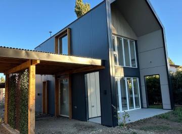 Casa · 70m² · 3 Ambientes · 1 Cochera · Venta Casa Duplex 3 Amb 70 m² a 200 m del Lago - Bariloche - Apta Credito