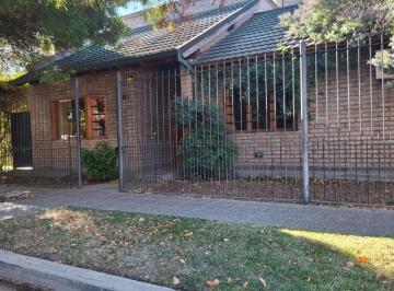 Casa · 228m² · 6 Ambientes · 2 Cocheras · Alquiler - Casa 5 Dorm. en Manzanar - Cipolletti