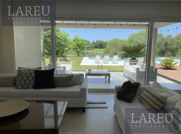 Casa · 381m² · 6 Ambientes · 2 Cocheras · Casa en Estancias del Pilar, Barrio Golf.
