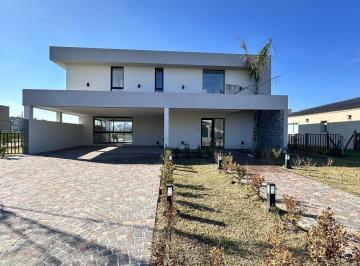 Casa · 237m² · 4 Ambientes · 2 Cocheras · Casa en Venta en El Rebenque Canning