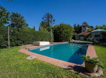 Casa · 220m² · 5 Ambientes · 4 Cocheras · Espectacular Casa Quinta con Pileta Sobre Terreno de 1978 m² en Maschwitz, Escobar.