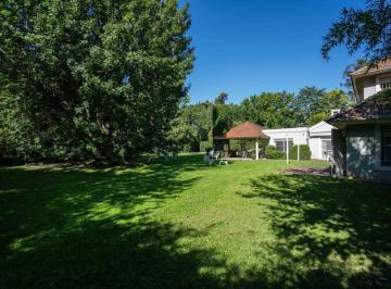 Casa · 220m² · 5 Ambientes · 4 Cocheras · Espectacular Casa Quinta con Pileta Sobre Terreno de 1978 m² en Maschwitz, Escobar.