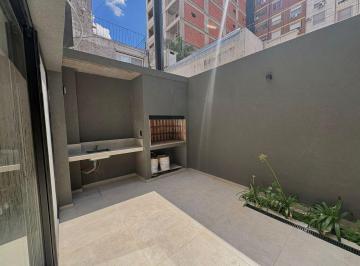 Patio al ingreso · Dúplex Reciclado con Terraza, Parrilla y Diseño Moderno. Moreno Al 100