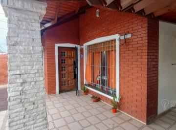 Casa · 226m² · 4 Ambientes · 3 Cocheras · Venta Casa 3 Amb Cochera Quincho y Pileta C. Evita