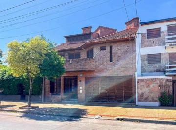 Casa · 233m² · 5 Ambientes · 2 Cocheras · Casa en Venta - 4 Dorm. 4 Baños - La Plata