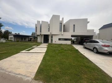 Casa · 213m² · 6 Ambientes · 2 Cocheras · Venta Casa El Principado 6 Ambientes Pileta Vista a La Laguna