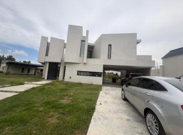 Casa · 213m² · 6 Ambientes · 2 Cocheras · Venta Casa El Principado 6 Ambientes Pileta Vista a La Laguna