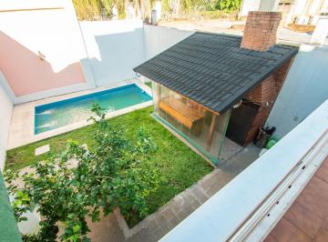 Casa · 136m² · 4 Ambientes · 5 Cocheras · Casa de 4 Ambientes. Cocheras. Jardín. Pileta. Parrilla. Villa Real