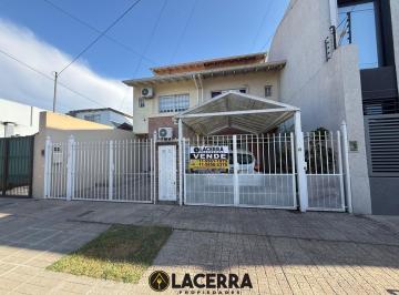 Casa · 94m² · 4 Ambientes · 1 Cochera · Venta de Triplex con Patio en Carapachay