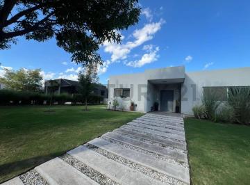 Casa · 340m² · 10 Ambientes · 2 Cocheras · Casa en Venta en Cañuelas Coutry Golf