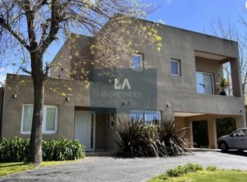 Campo · 245m² · 5 Ambientes · 2 Cocheras · Rumenco Casa en Venta