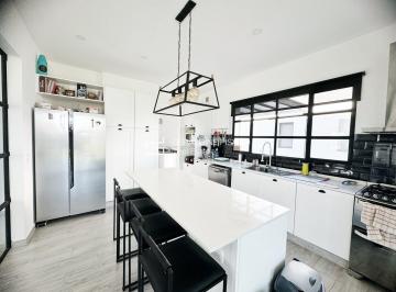 Casa · 240m² · 7 Ambientes · 1 Cochera · Casa en Alquiler en Carpinchos, Nordelta, Tigre