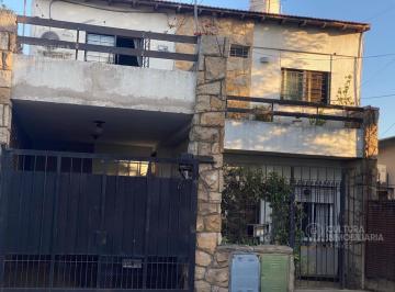 Casa · 237m² · 5 Ambientes · 2 Cocheras · Venta Casa Castelar Sur 5 Ambientes Parque