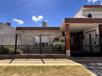 Casa · 100m² · 3 Ambientes · 1 Cochera · Venta Casa 3 Ambientes con Cochera y Patio en Morón.