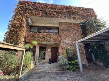 Casa · 330m² · 8 Ambientes · 2 Cocheras · Casa en Venta con Jardín en San Isidro