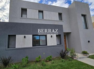 Casa · 135m² · 6 Ambientes · 3 Cocheras · Casa Alquiler Amoblado 4 Dorm. Lote de 543 m² Santa Elena, Pilar del Este