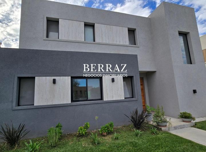 Casa · 135m² · 6 Ambientes · 3 Cocheras