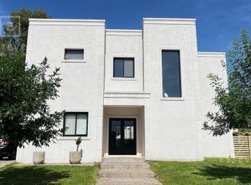 Casa · 180m² · 5 Ambientes · 2 Cocheras · Casa en Venta, 3 Dorm., Dependencia, Pileta, Barrio Cerrado, Escobar