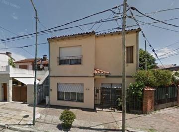 Casa · 125m² · 4 Ambientes · 2 Cocheras · Confortable Chalet B° Malvinas Bien Ubicado