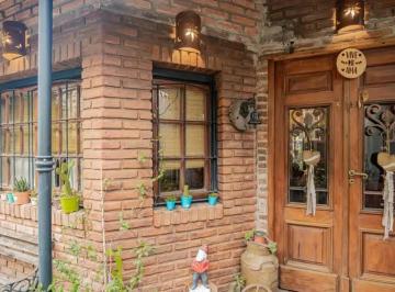 Casa · 120m² · 5 Ambientes · 1 Cochera · Casa Chalet en Venta en Morón, G. B. a. Zona Oeste, Argentina