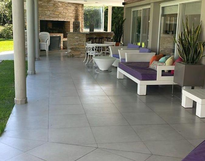 Casa · 240m² · 4 Ambientes · 2 Cocheras