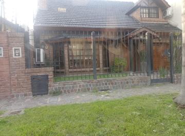 Casa · 190m² · 4 Ambientes · 1 Cochera · Casa Chalet en Venta en Castelar, Morón, G. B. a. Zona Oeste