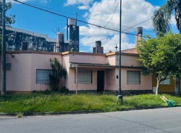 Casa de 4 ambientes, Ciudad de Santa Fe · Casa de 3 Dorm. en Esquina, Biuena Distribucion, Cochera y Terraza