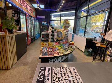 Local comercial · 200m² · Oportunidad Venta en Block Para Uso Comercial y Viviendas.