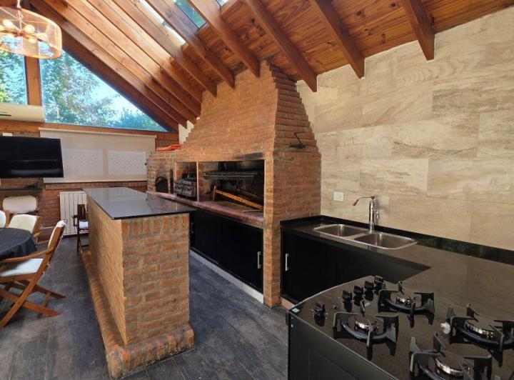 Casa · 328m² · 4 Ambientes · 3 Cocheras