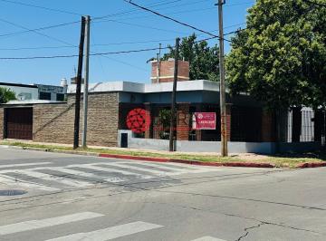 Casa · 211m² · 4 Ambientes · 5 Cocheras · Casa en Venta Amplia con Posesión Inmediata