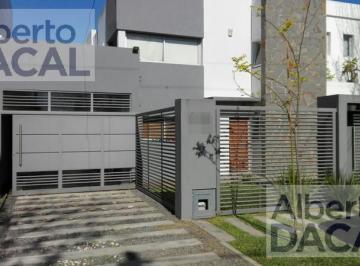 Casa · 208m² · 3 Ambientes · 2 Cocheras · Casa - Venta - City Bell - 2 Dorm.