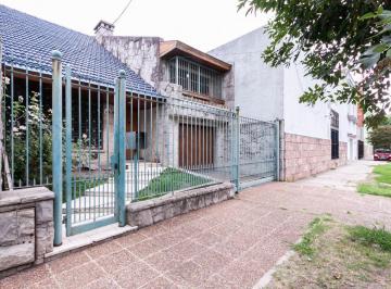 Casa de 5 ambientes, Avellaneda · Importante Chalet 5 Ambientes en 3 Plantas con Amplio Fondo y Quincho, en Excelente Ubicación