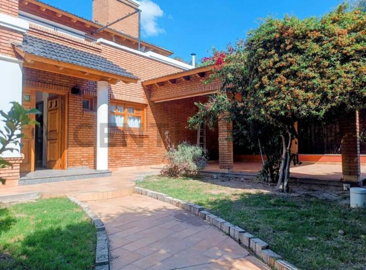 Casa · 350m² · 6 Ambientes · 2 Cocheras