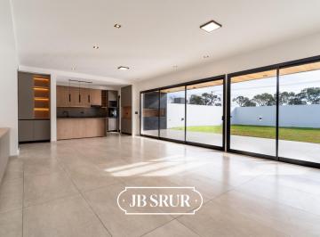 Casa · 258m² · 7 Ambientes · 2 Cocheras · Casa en Venta a Estrenar de 3 Dorm. en Distrito Sur