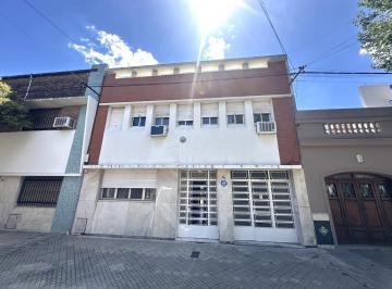 Casa · 187m² · 6 Ambientes · 1 Cochera · Casa Dos Plantas con Jardin