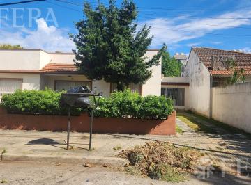Casa · 164m² · 3 Ambientes · 1 Cochera · Venta Casa 3 Ambientes con Cochera y Jardín en Bernal